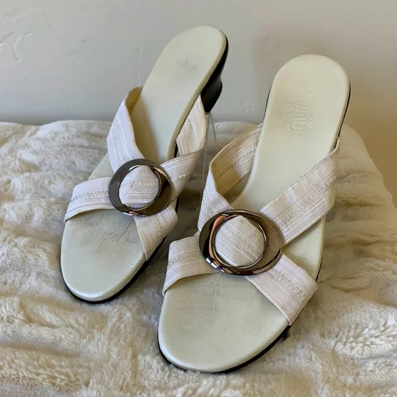 Munro Sandals. Size 8. White elastic upper. 1 1/2” Heel. Super comfortab… - Picture 1 of 8